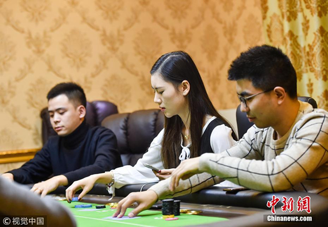大二女生获德州扑克冠军 牌技与颜值并存