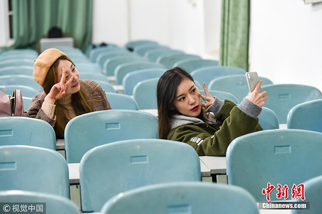 大二女生获德州扑克冠军 牌技与颜值并存