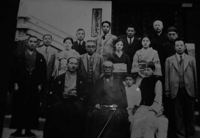 川岛浪速(前排中坐)与家人合影,前排右一为川岛芳子
