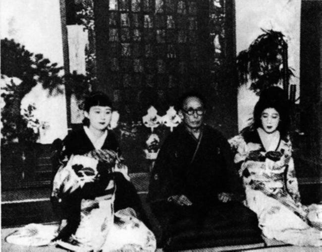 在川岛浪速古稀庆寿中的川岛芳子和廉子坐在其养父左右(来源:王庆祥 著 《一代谍后的劫后余生:川岛芳子生死大揭秘》 天津人民出版社 出版)