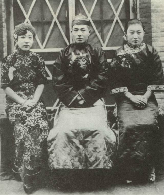 川岛芳子(左)与正珠尔扎布(中)米山莲江(右)