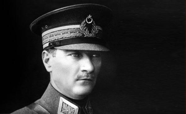 穆斯塔法·凯末尔·阿塔图尔克在检阅军队,1929年