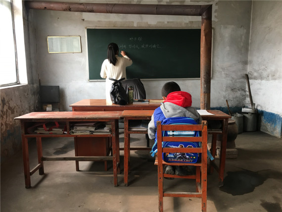 点击图片进入下一页 最孤单小学仅剩1个学生 老师设14个下课铃