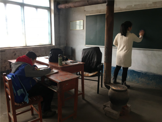 点击图片进入下一页 最孤单小学仅剩1个学生 老师设14个下课铃