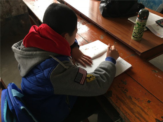 点击图片进入下一页 最孤单小学仅剩1个学生 老师设14个下课铃