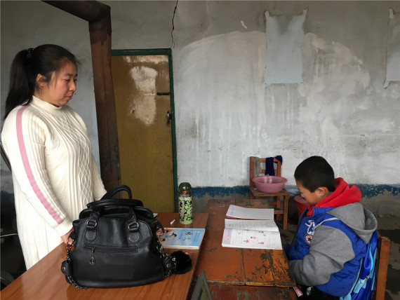 点击图片进入下一页 最孤单小学仅剩1个学生 老师设14个下课铃